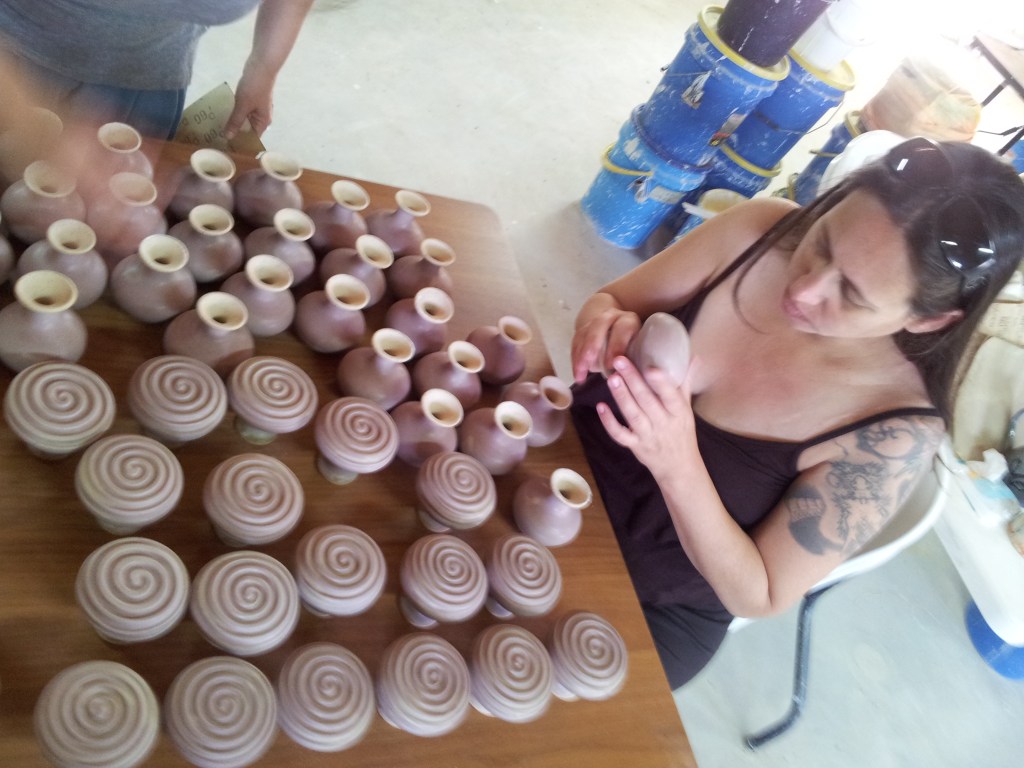 שרית מיילדת את הכדים הראשונים 